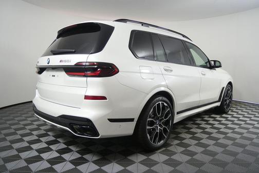Mineral White Metallic 2027 BMW X7 M60i