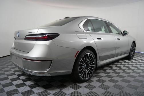 Space Silver Metallic 2025 BMW i7 eDrive50