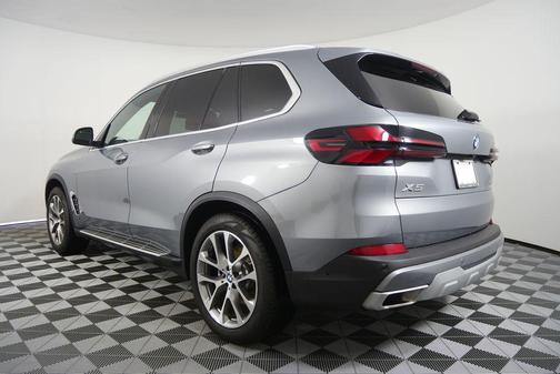 Gray Metallic 2025 BMW X5 xDrive40i