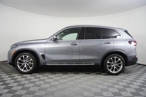 Gray Metallic 2025 BMW X5 xDrive40i