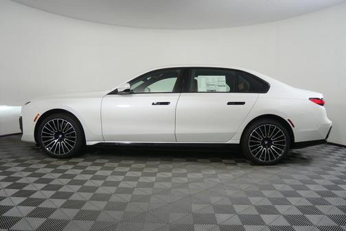 Mineral White Metallic 2026 BMW i7 xDrive60