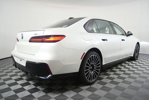 Mineral White Metallic 2026 BMW i7 xDrive60