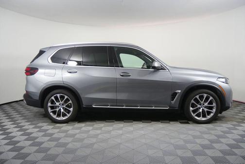 Skyscraper Grey Metallic 2025 BMW X5 xDrive40i