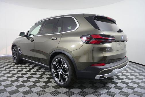 Manhattan Green Metallic 2026 BMW X5 PHEV xDrive50e