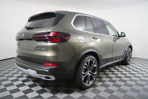 Manhattan Green Metallic 2026 BMW X5 PHEV xDrive50e