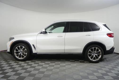 Mineral White Metallic 2022 BMW X5 xDrive40i