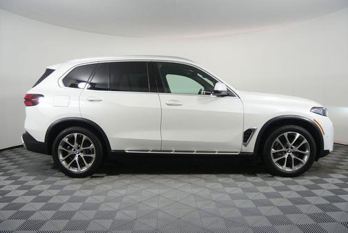 White Metallic 2024 BMW X5 sDrive40i