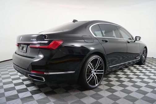 2022 BMW 740 i