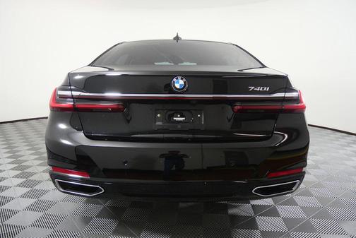 2022 BMW 740 i