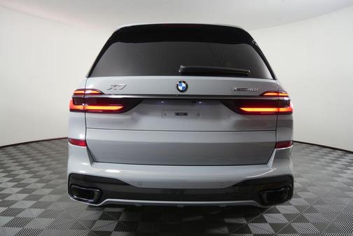 Brooklyn Grey Metallic 2027 BMW X7 xDrive40i