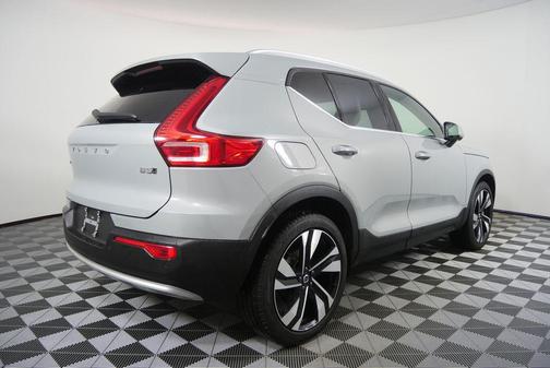 2025 Volvo XC40 B5 Plus Bright Theme