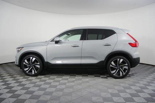 2025 Volvo XC40 B5 Plus Bright Theme