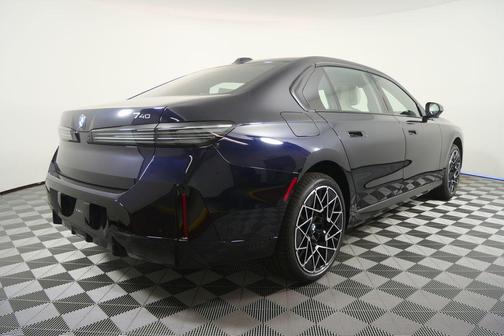 Carbon Black Metallic 2027 BMW 740 i