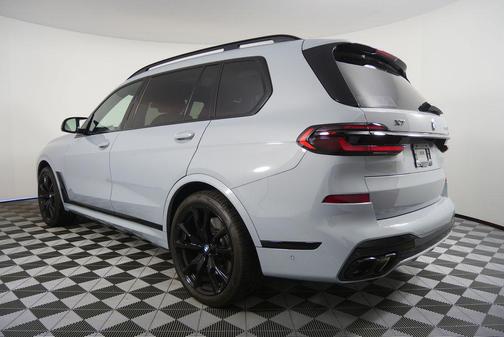 2025 BMW X7 M60i