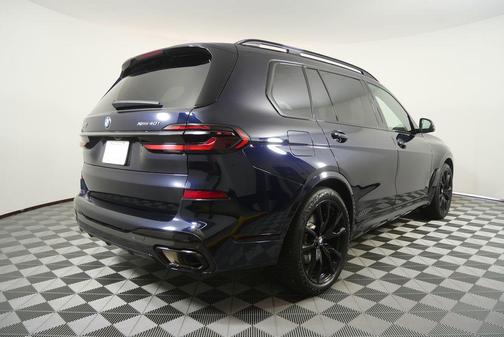 Carbon Black Metallic 2026 BMW X7 xDrive40i
