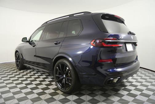 Carbon Black Metallic 2026 BMW X7 xDrive40i
