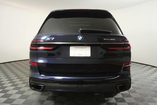 Carbon Black Metallic 2026 BMW X7 xDrive40i