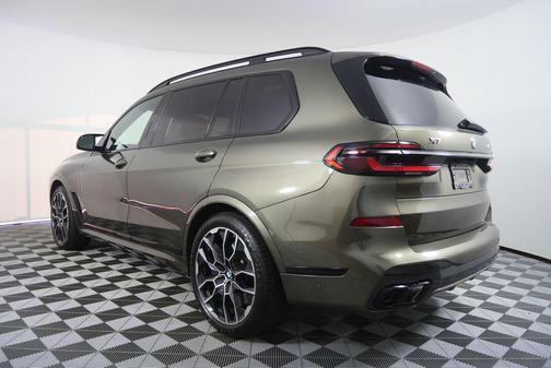 Manhattan Green Metallic 2024 BMW X7 M60i