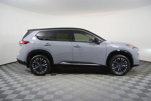 Boulder Gray Pearl/Super Black 2025 Nissan Rogue Platinum