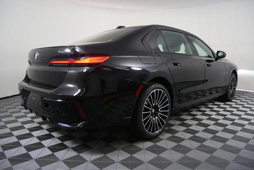 2025 BMW 740 i