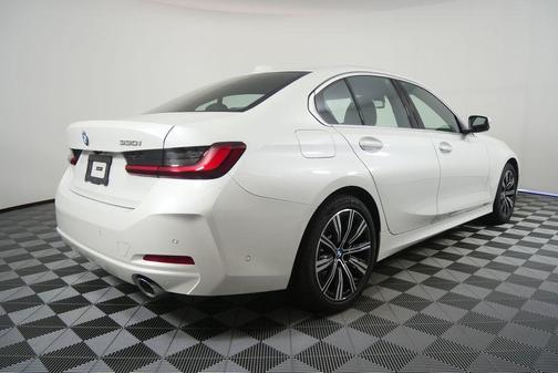 Mineral White Metallic 2025 BMW 330 330i