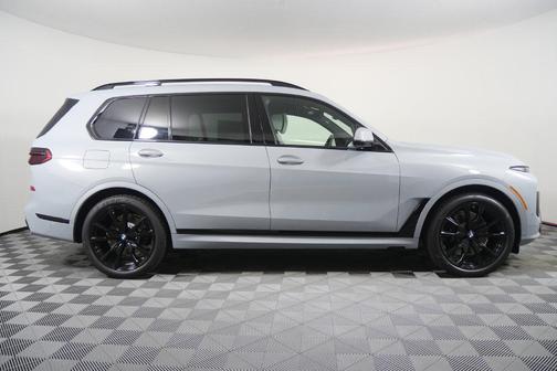 Brooklyn Grey Metallic 2027 BMW X7 xDrive40i