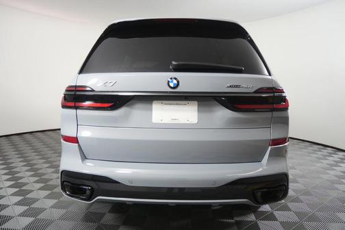 Brooklyn Grey Metallic 2027 BMW X7 xDrive40i