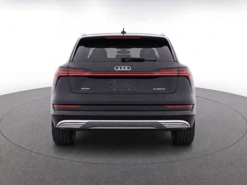 Mythos Black Metallic 2022 Audi e-tron Premium Plus
