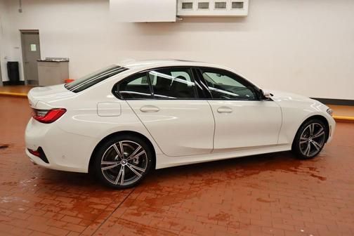 Photo 4 of 66 of 2019 BMW 330 i xDrive