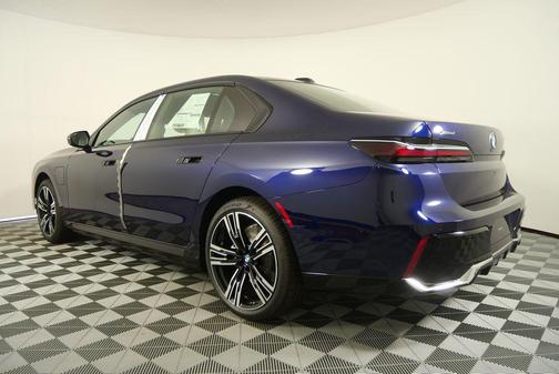 2026 BMW 750e i xDrive