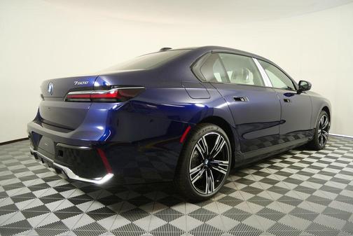 2026 BMW 750e i xDrive