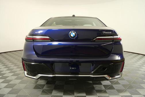 2026 BMW 750e i xDrive