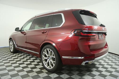Aventurin Red Metallic 2026 BMW X7 xDrive40i