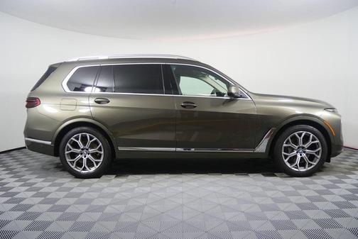 Manhattan Green Metallic 2025 BMW X7 xDrive40i
