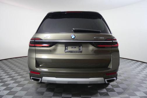 Manhattan Green Metallic 2025 BMW X7 xDrive40i