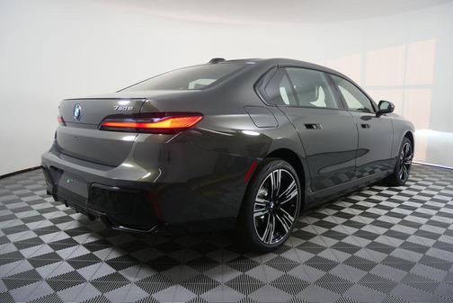 Dravit Grey Metallic 2026 BMW 750e i xDrive