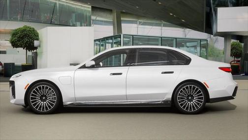 2025 BMW 750e i xDrive