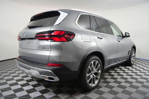 Skyscraper Grey Metallic 2026 BMW X5 xDrive40i