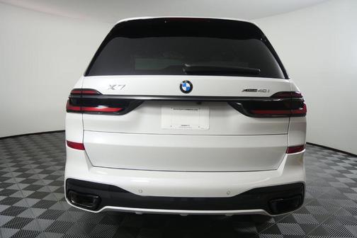 Mineral White Metallic 2027 BMW X7 xDrive40i