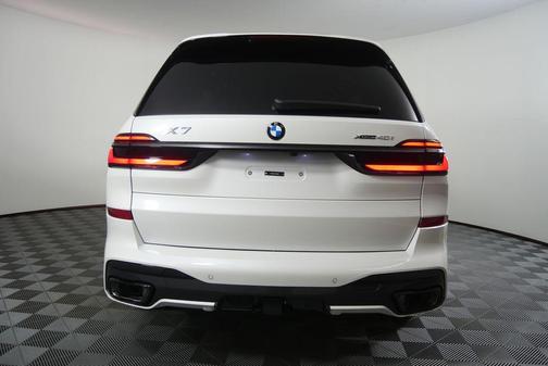 Mineral White Metallic 2027 BMW X7 xDrive40i