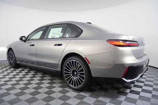 2026 BMW 750e i xDrive