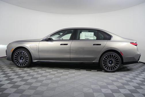 2026 BMW 750e i xDrive