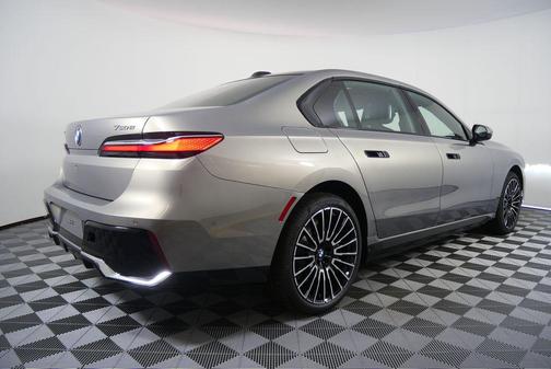 2026 BMW 750e i xDrive