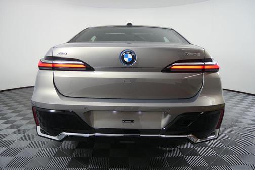2026 BMW 750e i xDrive