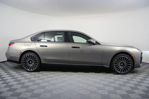 2026 BMW 750e i xDrive