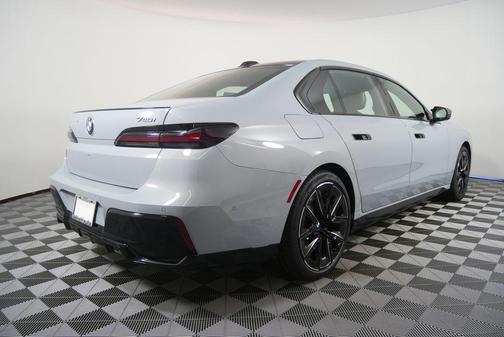 Brooklyn Grey Metallic 2026 BMW 740 740i