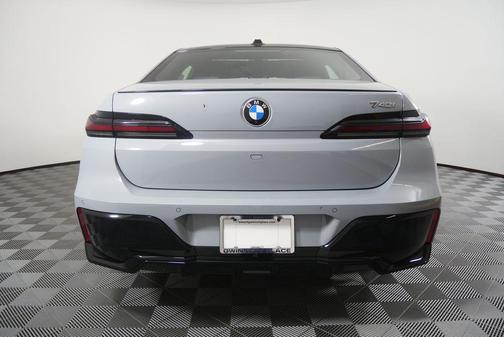 Brooklyn Grey Metallic 2026 BMW 740 740i