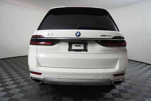 Alpine White 2025 BMW X7 xDrive40i