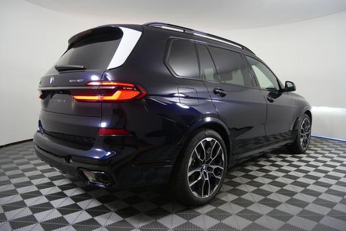 Carbon Black Metallic 2026 BMW X7 xDrive40i