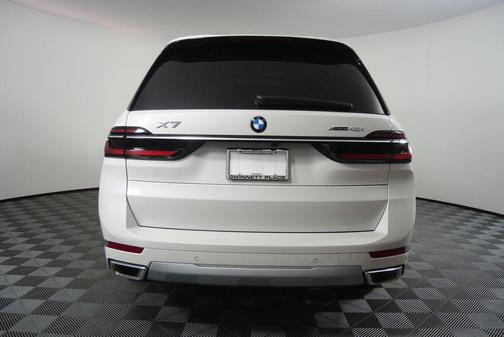 Mineral White Metallic 2026 BMW X7 xDrive40i